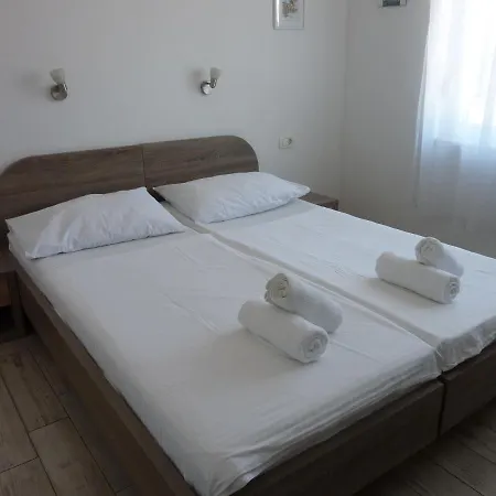 Guest house With Parking Lulic *